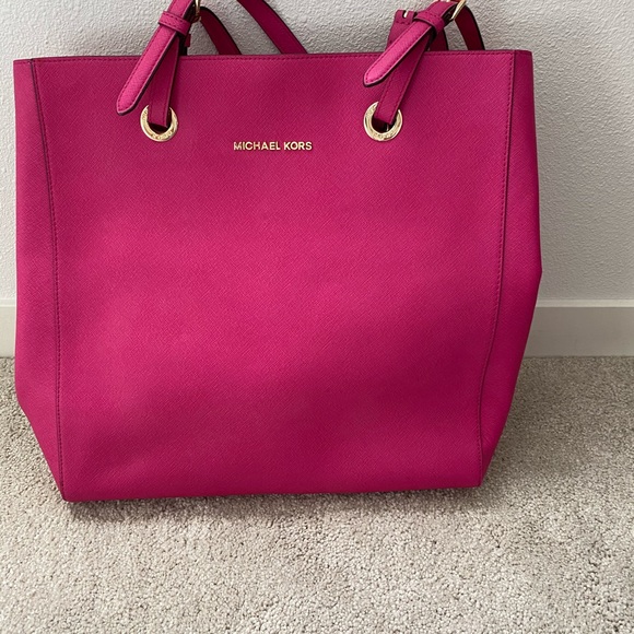 Michael Kors Handbags - Michael Kors pink tote purse
